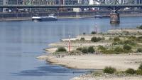 Suasana Sungai Rhine dengan air yang rendah di Cologne, Jerman, Rabu (10/8/2022). Ketinggian air yang rendah mengancam industri Jerman karena semakin banyak kapal yang tidak dapat melintasi jalur air utama. Kekeringan yang parah akan memburuk di Eropa pada bulan Agustus karena musim panas yang panas dan kering terus berlanjut. (AP Photo/Martin Meissner)