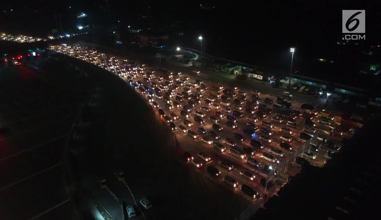 Foto aerial kepadatan kendaraan yang menuju Gerbang Tol Cikarang Utama di Bekasi, Jawa Barat, Minggu (10/6) dini hari. Lima hari jelang Lebaran, kepadatan terpantau didominasi oleh kendaraan pribadi dan bus angkutan penumpang. (Liputan6.com/Arya Manggala)