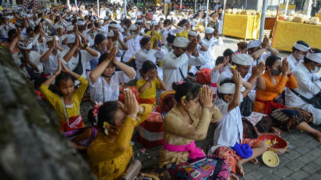 FOTO: Umat Hindu Bali Rayakan Hari Raya Kuningan