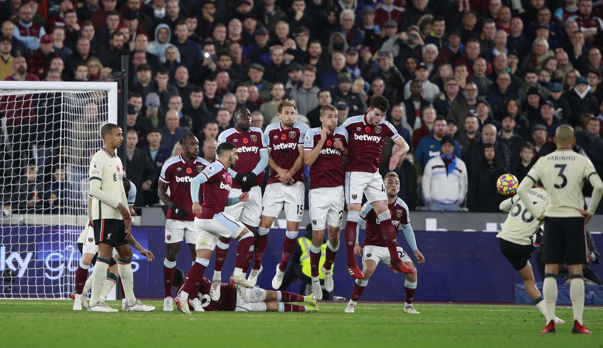 Hasilnya terbayarkan pada menit ke-41. Liverpool berhasil membuat kedudukan kembali imbang lewat gol yang dicetak Trent Alexander-Arnold melalui tendangan bebas. (AP Photo/Ian Walton)