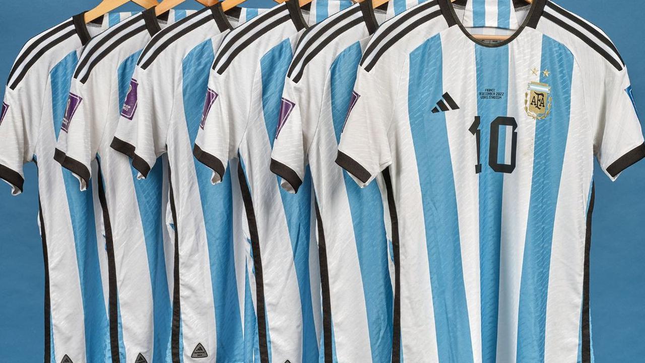 Megabintang Argentina, Lionel Messi akan melelang jersey yang digunakan selama ajang Piala Dunia 2022 lalu. Ada 6 jersey Messi yang akan dilelang, termasuk 1 jersey yang digunakan dalam laga final antara Argentina vs Prancis.