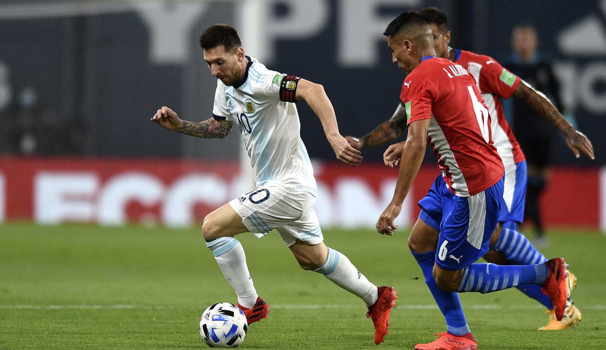 Penyerang Argentina, Lionel Messi, berusaha melewati pemain Paraguay pada laga kualifikasi Piala Dunia 2022 zona CONMEBOl di Stadion La Bombanera, Jumat (13/11/2020) pagi WIB. Argentina imbang 1-1 oleh Paraguay. (Marcelo Endelli, Pool via AP)