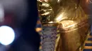 Topeng emas Raja Tutankhamun diperlihatkan di museum Mesir di Kairo, Rabu (16/12). Sebelumnya, tim ahli dari Jerman bekerja selama 2 bulan menghapus kerak lem kering di jenggot dari peninggalan tidak ternilai harganya tersebut. (AFP/MOHAMED EL-SHAHED)