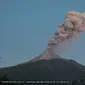 Abu setinggi 900 meter teramati saat erupsi Gunung Lewotobi Laki-laki, NTT, 2 Juni 2024. (Dok. Badan Geologi).