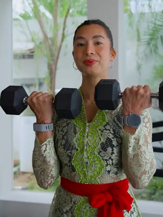 Jennifer Bachdim Kenakan Kebaya saat Workout untuk peringati Hari Kartini. [@jenniferbachdim]
