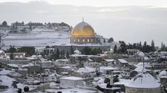 Salju menutupi Masjid Kubah Batu di kompleks Masjid Al Aqsa di Kota Tua Yerusalem, Kamis (27/1/2022). Hujan salju yang jarang melanda sebagian wilayah Israel dan Tepi Barat, menutup sekolah dan bisnis. (AP Photo/Mahmoud Illean)