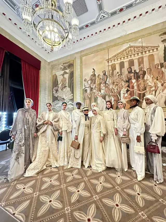 Kolaborasi Ayu Dyah Andari dan Putri Zulkifli Hasan, Tampilkan Koleksi Bertema Perempuan Tangguh di London Fashion Week