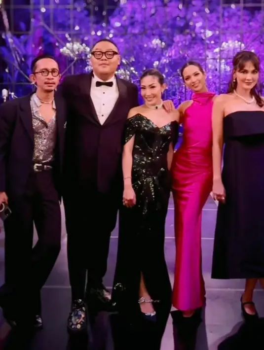 Selama acara berjalan, Luna Maya tak sengaja dibuat sumringah oleh BCL.  [@lunamaya]