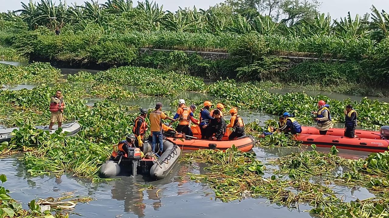 Balita Hanyut di Selokan Saat Mandi Hujan Ditemukan Meninggal, Jasadnya Sangkut di Sungai Penuh Eceng Gondok