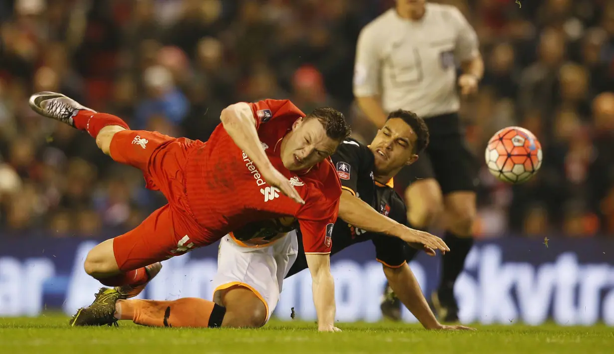  Pemain Liverpool, Brad Smith berebut bola dengan pemain Exeter City, Troy Brown (kanan) pada laga piala FA putaran ketiga di Stadion, Anfield, Liverpool, Kamis (21/01/20160 dini hari WIB. (Reuters/Phil Noble)