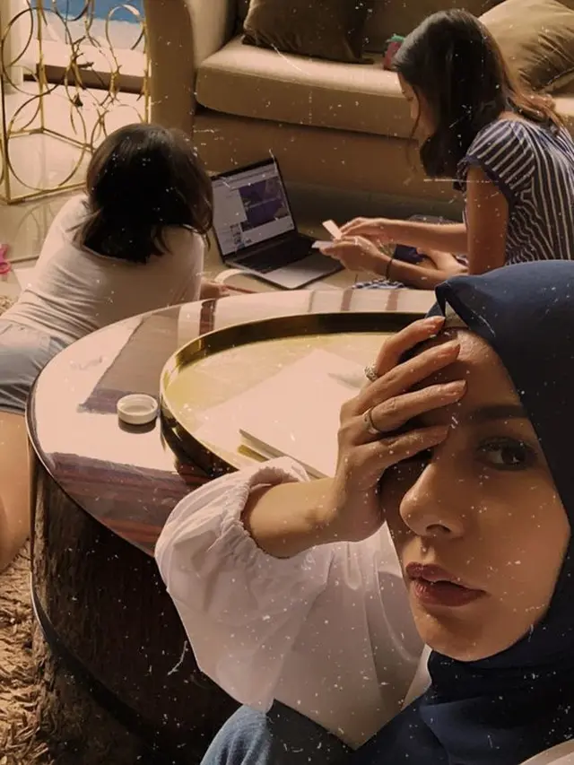 7 Potret Seleb Temani Anak Belajar di Rumah Ini Bikin Salut
