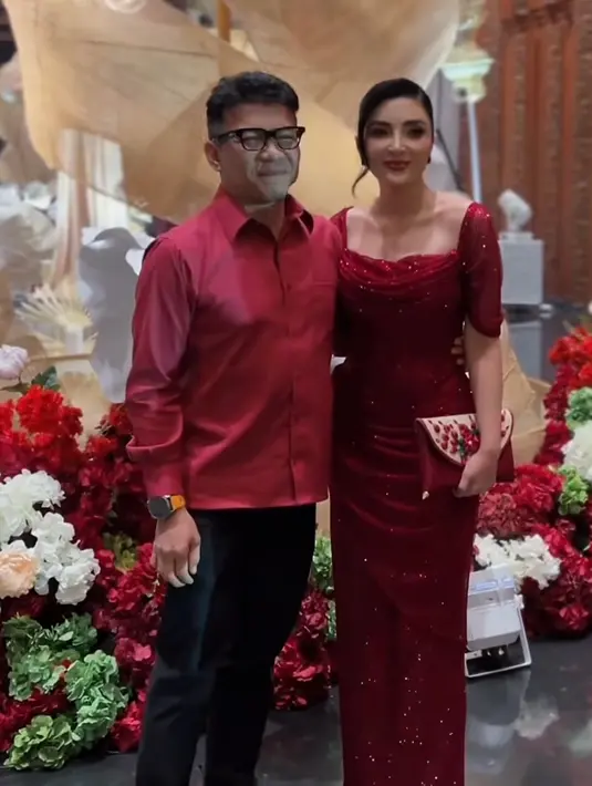 Ashanty dan Anang Hermansyah kompak hadir mengenakan baju merah. Ashanty dibalut long dress merah blink-blink, sedangkan Anang mengenakan kemeja merahnya. [@ashanty_ash]