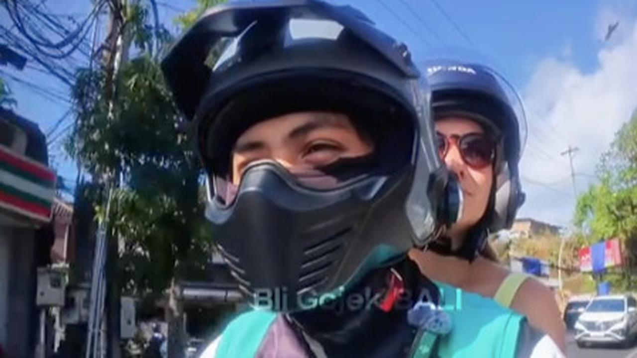 Driver Ojol di Bali ini Sukses Bikin Netizen Iri, Bonceng Bule Cantik Dipeluk Erat Banget