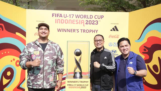 Menpora Dito Ariotedjo, Wali kota Surabaya Eri Cahyadi dan Ketua Umum PSSI Erick Thohir meramaikan tropy tour Piala Dunia U-17 di Surabaya. (Istimewa)