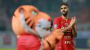 Pemain Persija Jakarta, Abdulla Yusuf Helal merayakan kemenangan atas Persita Tangerang usai laga pekan ke-6 BRI Liga 1 2022/2023 antara Persija Jakarta melawan Persita Tangerang di Stadion Patriot Candrabhaga, Bekasi, Rabu (24/8/2022) malam WIB. (Bola.com/M Iqbal Ichsan)