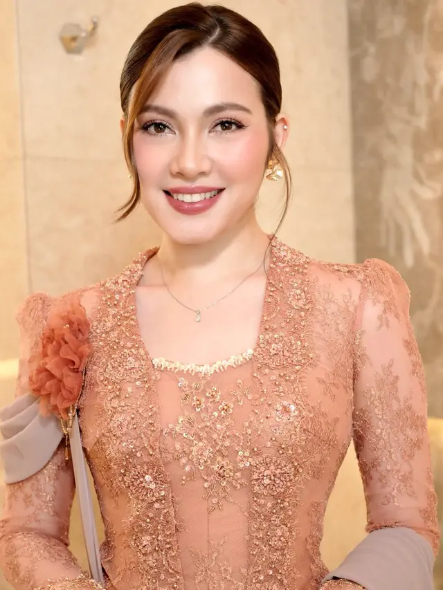 Haviza Devi Anjani  Bridesmaid Syifa Hadju saat Akad Nikah [@louisedaniellaa]