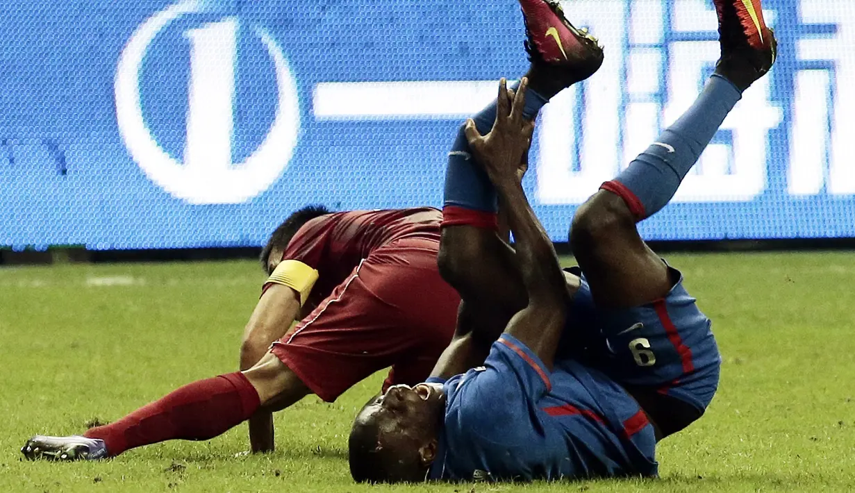 Mantan striker Chelsea, Demba Ba kesakitan saat berbenturan dengan kaki bek Shanghai SIPG, Sun Xiang di laga derby melawan Shanghai SIPG di Liga Super China, (17/7). Demba Ba, alami patah kaki yang dapat akhiri kariernya. ( PHOTO/STR/Cina OUT)