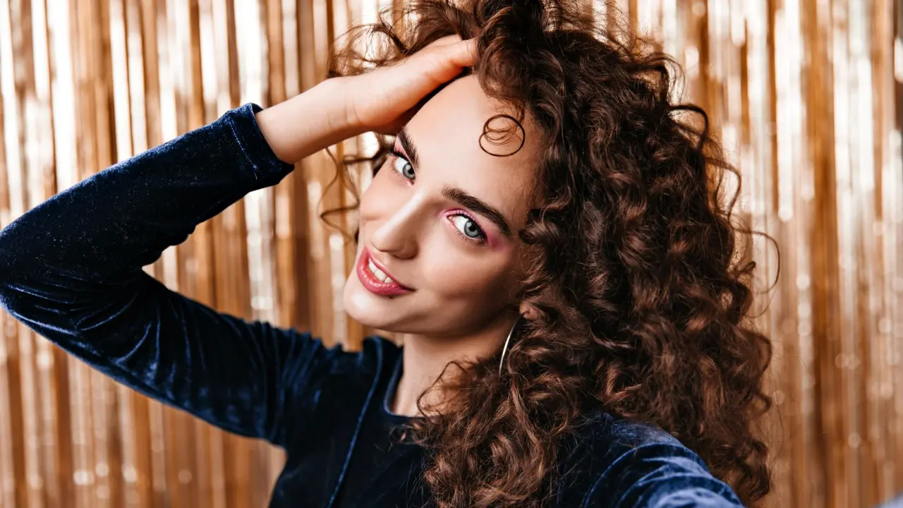 Trik Rambut Curly Terlihat Lebih Rapi dan Bervolume dengan Teknik Face-Framing Curls