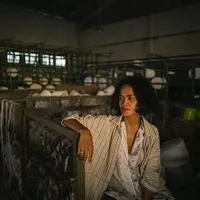 Rayakan Hari Kartini dan Hari Bumi Bersama Chitra Subyakto, Kartini Masa Kini di Industri Fashion yang Gigih Melestarikan Bumi. / Foto : instagram @chitras.