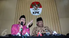 Menag Lukman Hakim Saifuddin (kiri) bersama Plt. Ketua KPK Taufiequrachman Ruki (kanan) memaparkan mekanisme penerapan pelaksanaan PP Nomor 48 Tahun 2014 di Gedung KPK, Jakarta, Kamis (25/6/15). (Liputan6.com/Helmi Afandi)