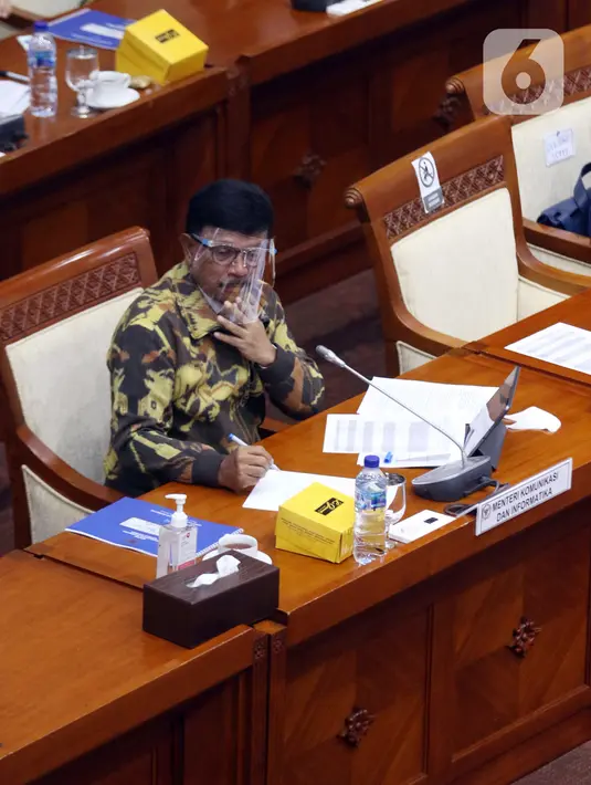 Menkominfo Johnny G Plate saat mengikuti rapat kerja dengan Komisi I DPR di Kompleks Parlemen, Jakarta, Rabu (7/4/2021). Rapat kerja tersebut membahas mengenai tata kelola 5G dan berakhirnya keanggotaan Dewas LPP RRI Periode 2016-2021. (Liputan6.com/Angga Yuniar)
