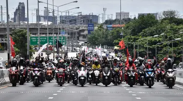 Demonstran melakukan konvoi saat berunjuk rasa di Bangkok, Thailand, Jumat (10/9/2021). Demonstran mendesak Perdana Menteri Thailand Prayut Chan-O-Cha mengundurkan diri atas penanganan pemerintah terhadap COVID-19 dan pembebasan tahanan politik. (LILLIAN SUWANRUMPHA/AFP)