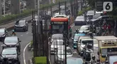 Sejumlah kendaraan melintas di dekat tiang monorel yang terhenti pembangunannya di Jalan HR Rasuna Said, Jakarta, Rabu (21/5/2025). (Liputan6.com/Herman Zakharia)