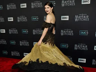 Alexandra Daddario, pemeran dalam "Anne Rice's Mayfair Witches" memutar gaunnya saat menghadiri pemutaran perdana serial televisi AMC di Harmony Gold Preview House, Los Angeles, Amerika Serikat, 7 Desember 2022. Alexandra Daddario tampil cantik memesona bergaya Gotik saat menghadiri acara bertabur bintang tersebut. (AP Photo/Chris Pizzello)
