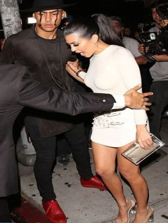 Kourtney tertangkap basah sedang menikmati waktunya usai di klub malam bersama seorang pria muda bernama Quincy Combs. (dailymail/Bintang.com)