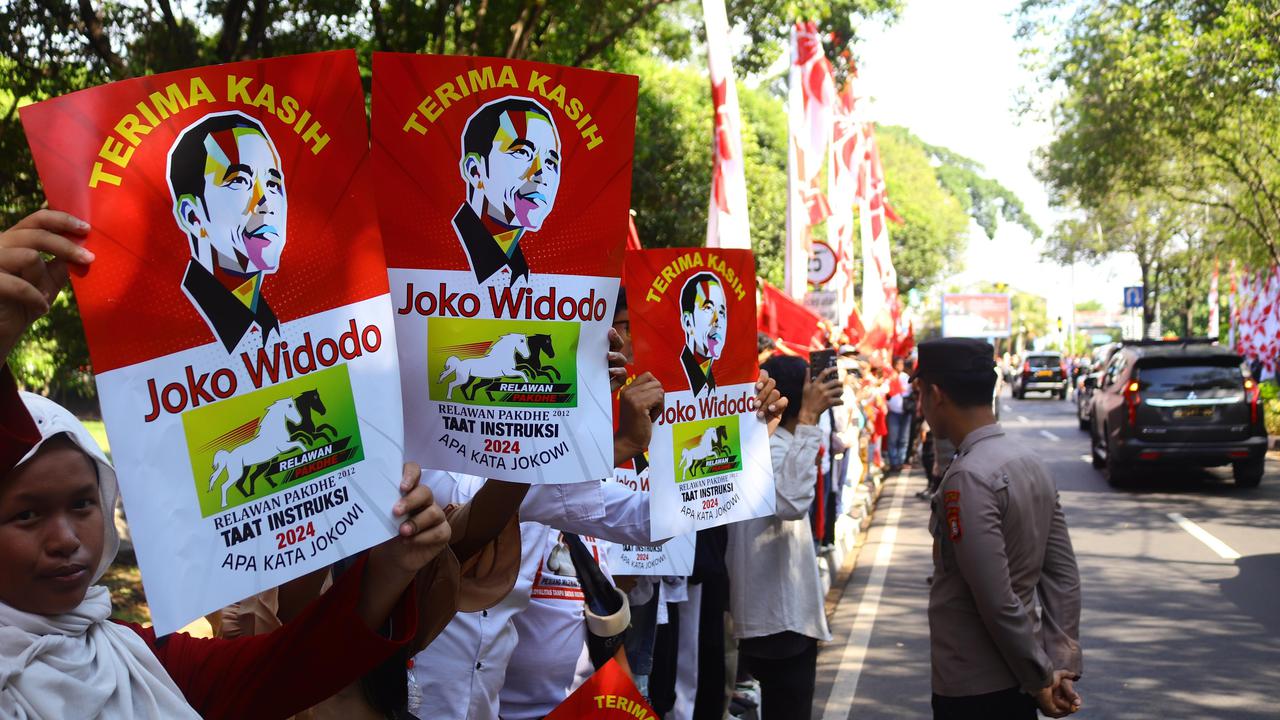 FOTO: Relawan Tumpah Ruah di kawasan Bandara Halim Perdanakusuma Antar Jokowi Pulang ke Solo