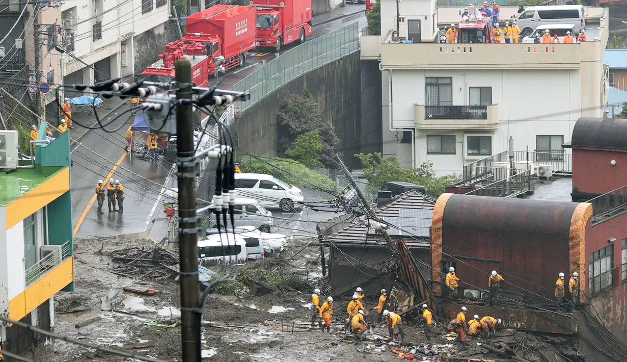 Tim penyelamat melakukan operasi pencarian di lokasi longsoran lumpur di Izusan di Atami, Jepang, Minggu (4/7/2021). Evakuasi korban hilang masih terus dilakukan menyusul bencana tanah longsor dipicu oleh hujan lebat yang menewaskan dua orang tersebut. (Kyodo News via AP)