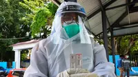 Salah satu tenaga medis di Kabupaten Musi Banyuasin Sumsel menunjukkan papan sampel rapid test antigen yang reaktif dan nonreaktif (Liputan6.com / Nefri Inge)