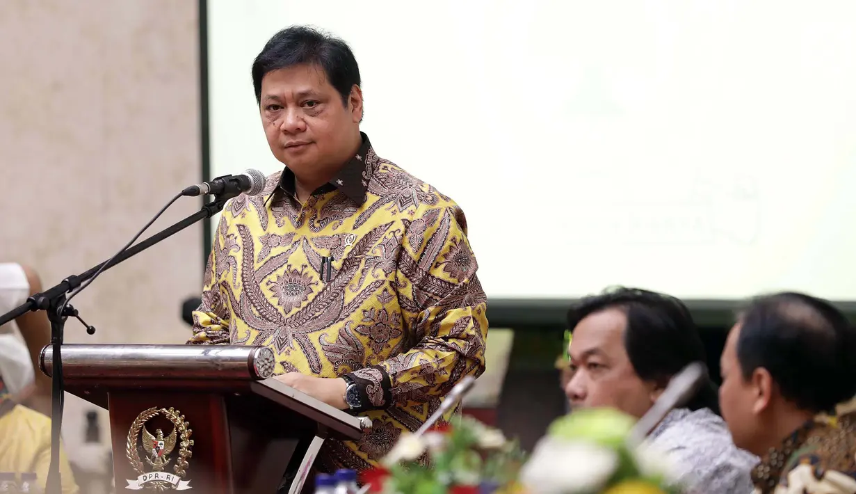 Ketum DPP Golkar Airlangga Hartarto memberi sambutan saat seminar kebangsaan, Jakarta, Senin (15/10). Seminar diharapkan memberikan pengetahuan peserta mengenai pemilu yang diselenggarakan secara damai, bersih, dan bermartabat. (Liputan6.com/Johan Tallo)