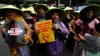 Massa saat melakukan aksi berjalan kaki dari Gedung Yayasan Lembaga Bantuan Hukum Indonesia (YLBHI) menuju gedung Komisi Nasional (Komnas) Hak Asasi Manusia (HAM) di Jalan Diponegoro, Jakarta, Selasa (10/12/2024). (merdeka.com/Arie Basuki)