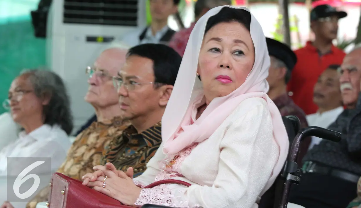 Istri Gus Dur, Sinta Nuriyah Wahid saat menghadiri peresmian Griya Gus Dur di Jakarta, Minggu (24/1/2016). Griya Gus Dur merupakan rumah yang berisi potret perjuangan Gus Dur (Liputan6.com/Angga Yuniar)