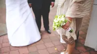 Kalau datang ke pernikahan mantan pacar boleh, tapi sebaiknya jangan sampai seperti perempuan ini ya. (Ilustrasi: Pexels.com)