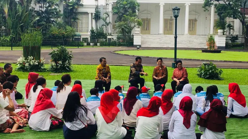 Presiden Joko Widodo atau Jokowi menemui anak-anak pengidap kanker di Istana Bogor