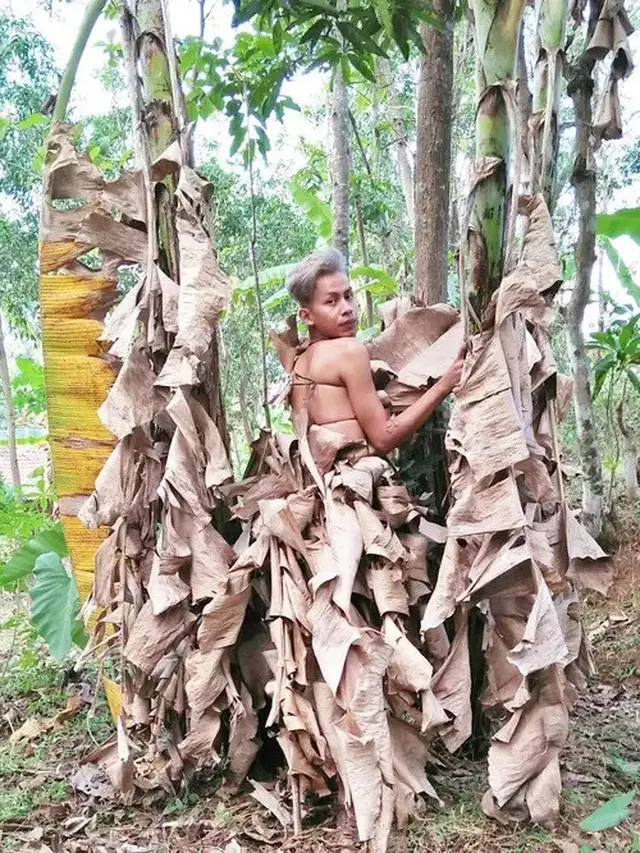 6 Outfit Absurd Pakai Daun Pisang Ini Kelewat Kreatif, Kocak Maksimal