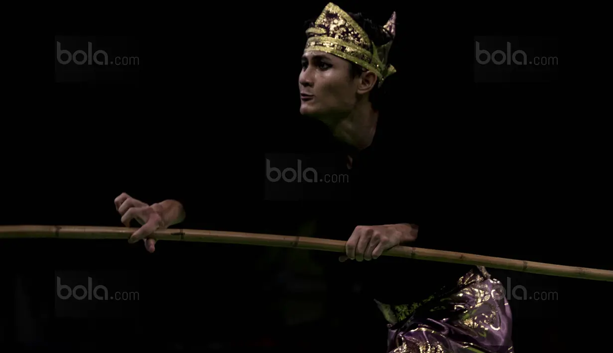 Atlet pencak silat Indonesia, Sugianto, tampil pada kelas seni artistik tunggal di Stadium Juara, Kuala Lumpur, Senin (28/8/2017). Sugianto berhasil meraih perak dengan nilai 462. (Bola.com/Vitalis Yogi Trisna)