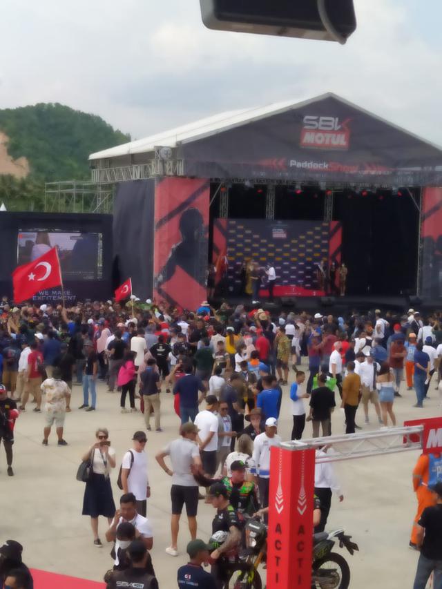 Suasana penyerahan torfi kepada peraih podium pada race 1 ajang WSBK Mandalika 2022, Sabtu (12/11/2022).