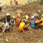 Tim SAR gabungan mengevakuasi jenazah korban gempa Cianjur, Kamis (24/11/2022). (Foto: Dok. Basarnas)