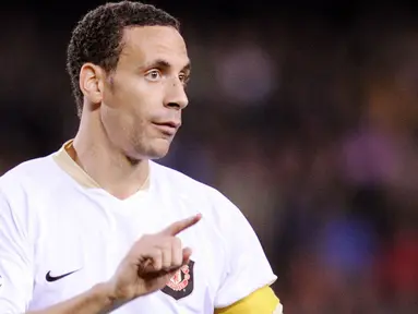 Rio Ferdinand - Ferdinand merupakan bek tengah yang komplit dan selalu menjadi pilihan utama di skuat Setan Merah. Tampil disiplin dan tak kenal kompromi di lapangan menjadikannya sebagai sosok yang ditakuti penyerang lawan. (Foto: AFP/Lluis Gene)