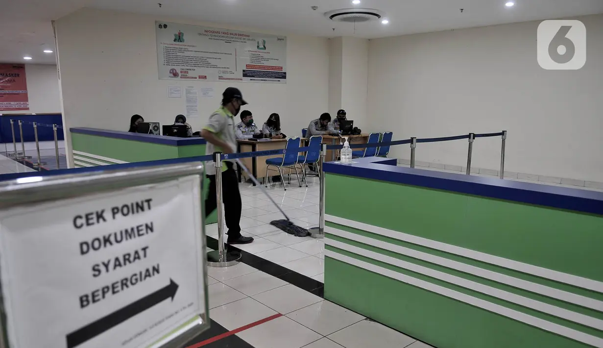 Petugas membersihkan area layanan penumpang di Terminal Terpadu Pulogebang, Jakarta, Rabu (10/6/2020). Terminal Pulogebang masih sepi penumpang meski operasional telah kembali normal sejak Minggu (7/6) kemarin akibat masih berlakunya kewajiban penumpang memiliki SIKM . (merdeka.com/Iqbal S. Nugroho)