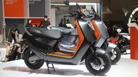 Deretan motor listrik terbaru juga mendorong rasa penasaran pengunjung (Otosia.com/Nazar Ray)