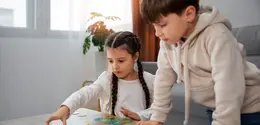 Sturdy play adalah aktivitas bermain di area yang sudah dipersiapkan agar anak bisa bergerak aktif dengan risiko minimal, seperti di play yard, pack and play, atau sudut bermain khusus di rumah. (foto/dok: freepik)