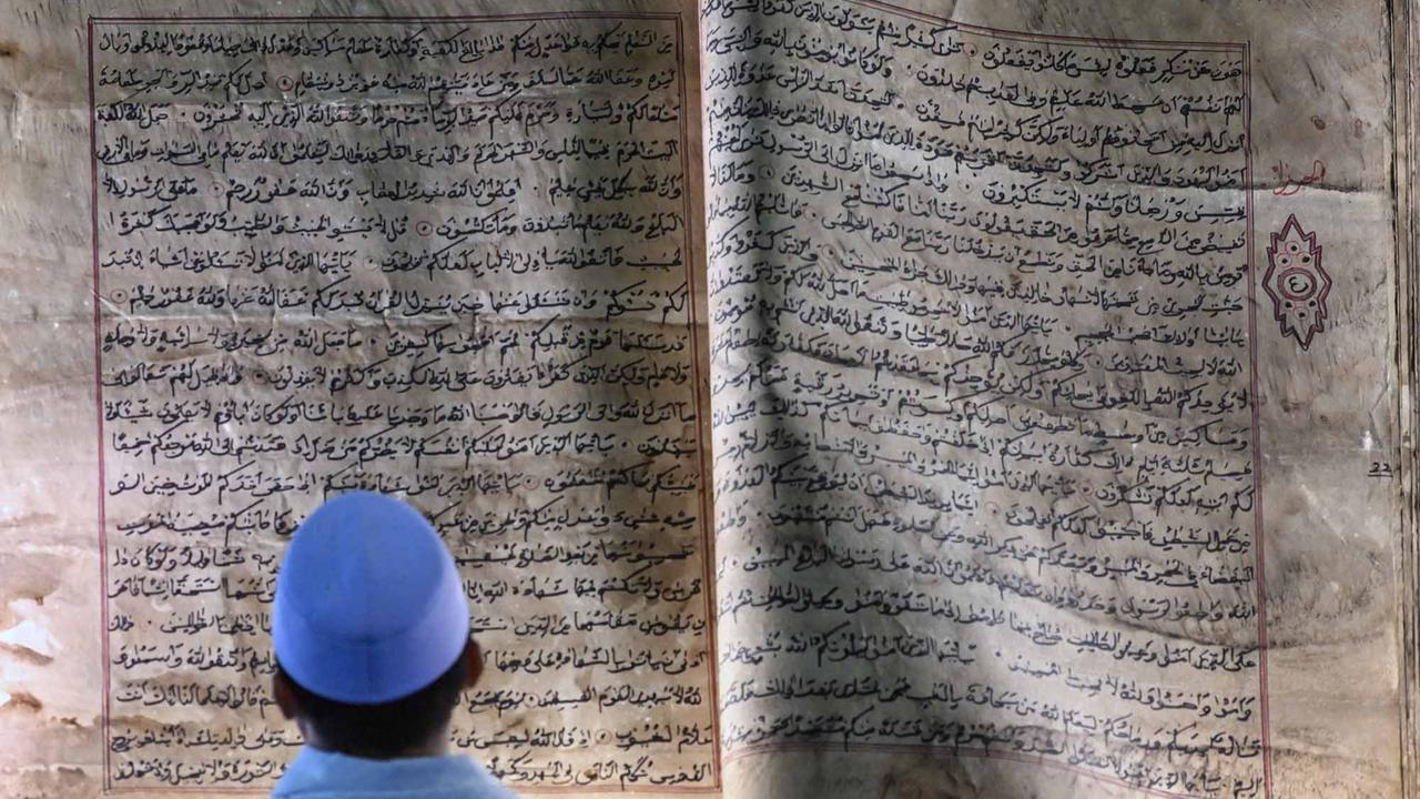 FOTO: Itikaf Mengharapkan Kemulian Malam Lailatu Qodar di Mesijd Al Akbar Surabaya