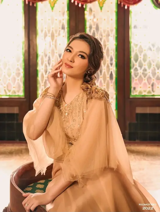 Kecantikan bak goddess Selvi Ananda di sini terlihat menawan sempurna. Dalam balutan dress cokelatan keemasan, Selvi didandani dengan bold makeup bernuansa senada yang flawless. Bagaimana menurutmu, Sahabat FIMELA? [Foto: Instagram/selvirakabuming]