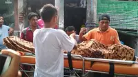 Jenazah meninggal akibat pesta miras oplosan, warga Pacar Keling Gang 4 Tambaksari, Surabaya, Minggu (22/4/2018). Foto: (Abidin/Suarasurabaya.net)