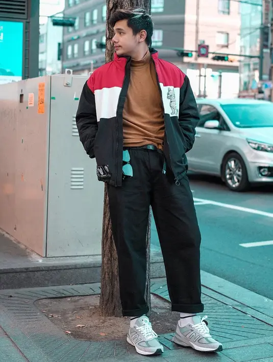 Pemenang nominasi Aktor Tersilet di Silet Award 2019 ini, nampak selalu kenakan baju yang simpel dan nyaman dipakai. Pada foto ini pun Rayn nampak santai namun tetap stylish. (Liputan6.com/IG/raynwijaya26)