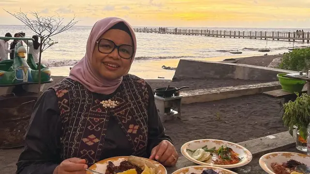 Calon ibu negara, Fety Farhati mengenakan vest panjang bersama inner hitam dan kerudung warna netral.